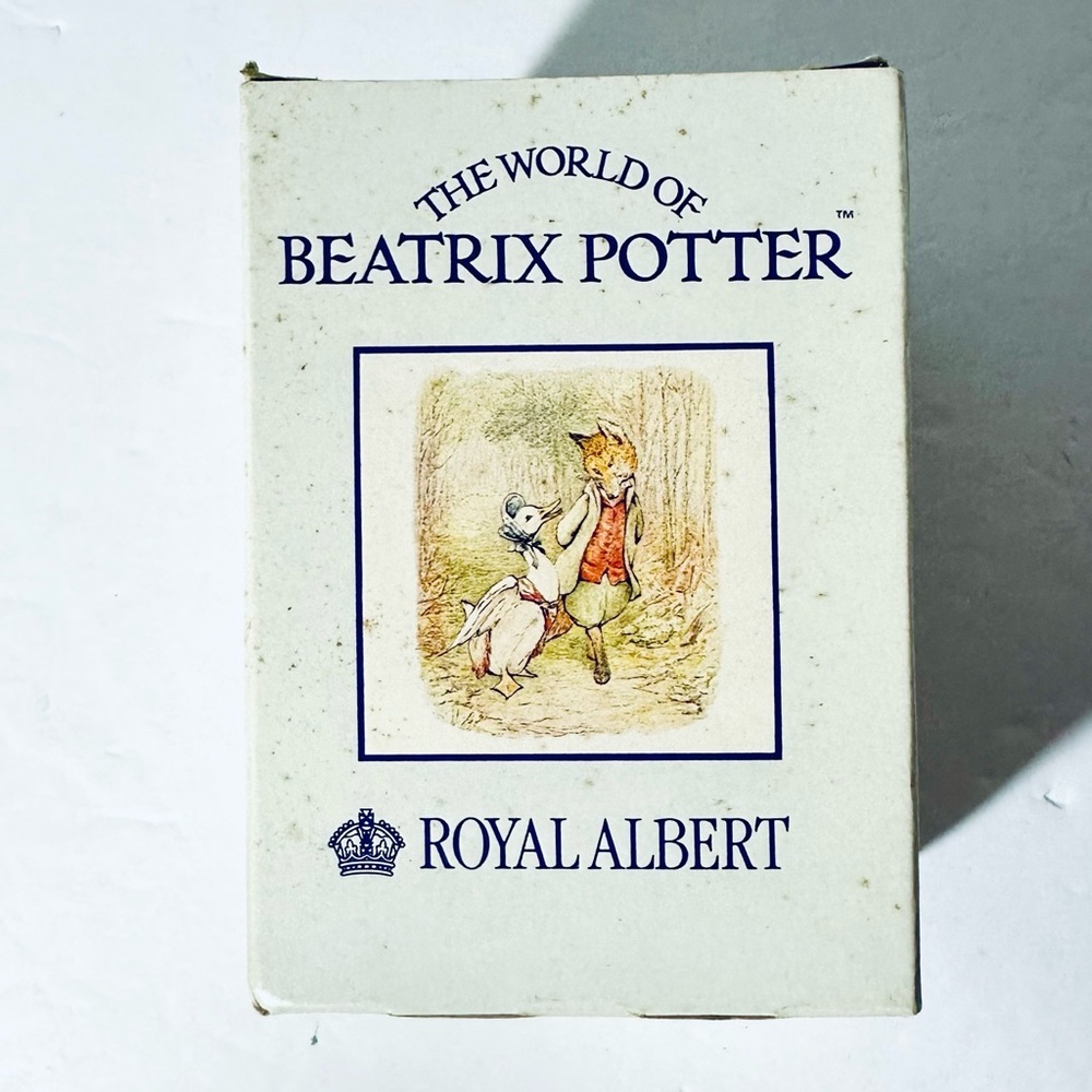 Royal Albert Beatrix Potter “Lady Mouse Made a Curtsy Figurine in MINT condition - Picture 2 of 7